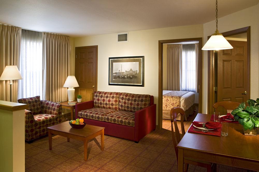 ทาวน์เพลส สวีท ดีทรอยต์ ลิโวเนีย Hotel ภายนอก รูปภาพ