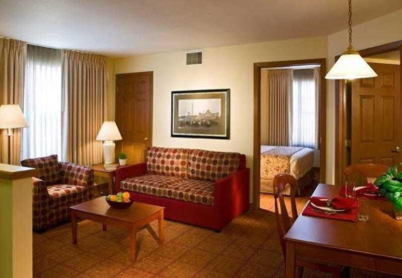 ทาวน์เพลส สวีท ดีทรอยต์ ลิโวเนีย Hotel ภายนอก รูปภาพ
